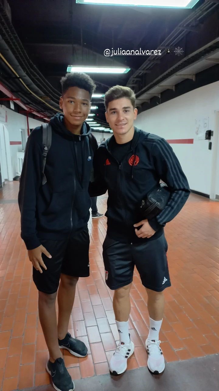 Jonathan Spiff con su ídolo, Julián Álvarez (Instagram @jony_spiff).