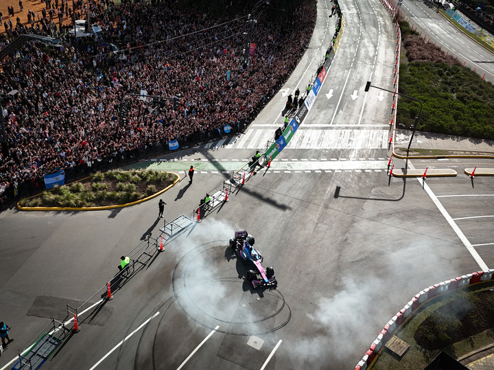 El F1 de Colapinto saca humo de los neumáticos (Francisco Loureiro).