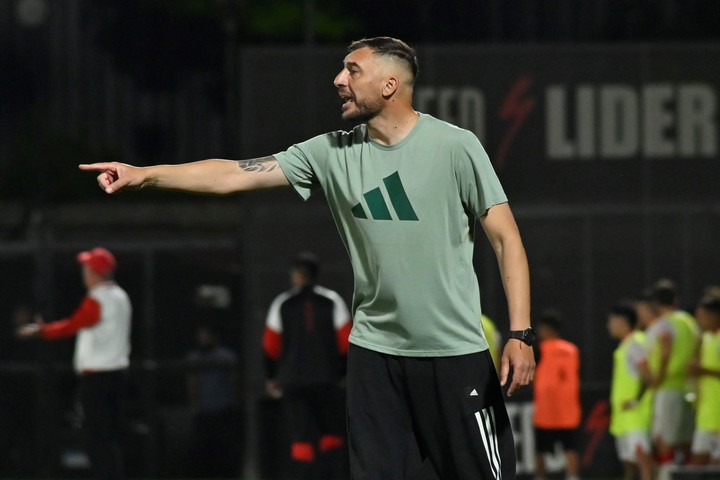 El Tata dejó de ser el DT de Riestra. (FOTOBAIRES).