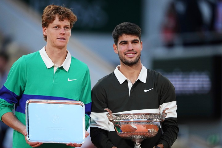 Jannik Sinner y Carlos Alcaraz posan con los trofeos tras la histórica final de Roland Garros 2025.
(AP Photo/Lindsey Wasson, File)
