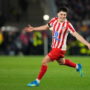 El gran ex 9 que elige a Julián Álvarez y lo espera en el Barcelona