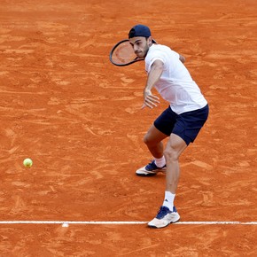 Francisco Cerúndolo y Tomás Etcheverry debutaron con triunfos en los ATP 500 de Múnich y Barcelona