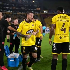 El reclamo de Darío Benedetto para sus compañeros en Barcelona vs Católica: "¡Así no, las ganas...!"