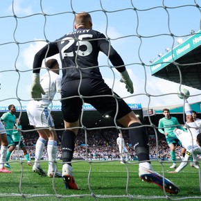 Video: el gran gol de chilena que clavó un defensor en la Premier