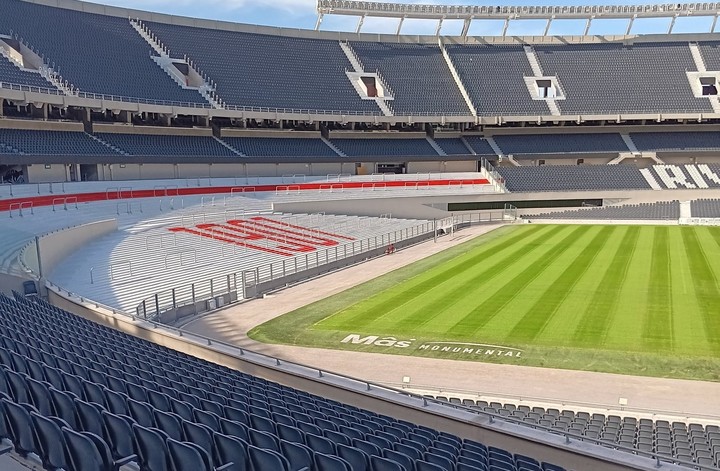 El césped del Monumental, en la mira (Foto: @heidiargenta).