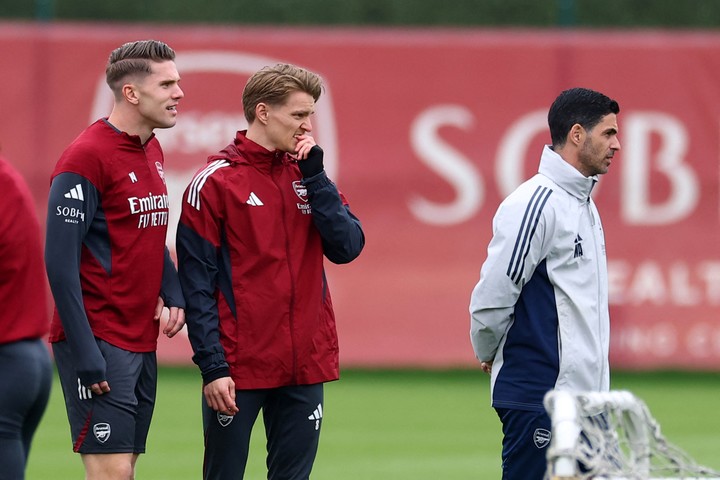 Martin Odegaard, Viktor Gyokeres y Mikel Arteta en el entrenamiento (Reuters/Matthew Childs)