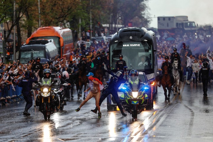 Un hincha desnudo se cruzó adelante del micro del Madrid. (EFE)