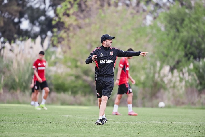 Coudet, a pura indicación. Prensa River.