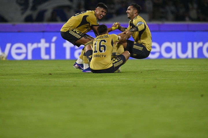 El festejo de Boca con Bareiro, Merentiel y Paredes en el piso (Ariel Carreras / Olé).