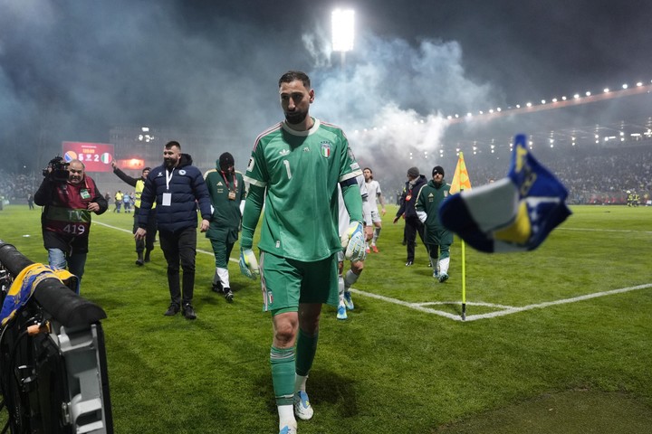 La bronca de Donnarumma tras la caída de Italia. (Fabio Ferrari/LaPresse via AP)
