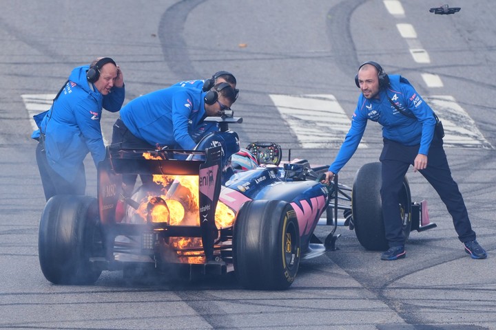 Fuego en el Alpine de Colapinto (AP).
