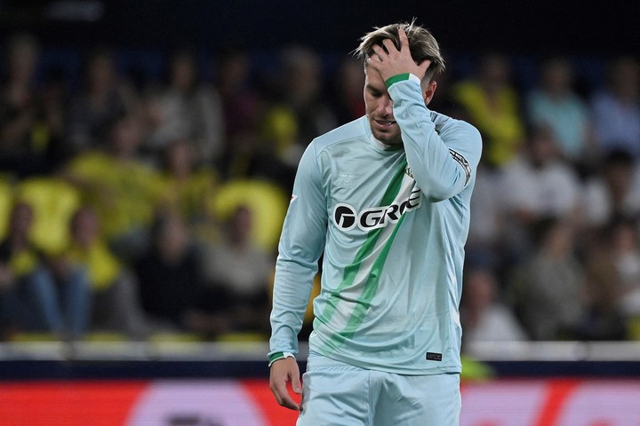 Real Betis' Argentine midfielder #20 Giovani Lo Celso reacts during the Spanish league football match between Villarreal CF and Real Betis at La Ceramica Stadium in Vila-real on October 18, 2025. (Photo by Jose JORDAN / AFP)