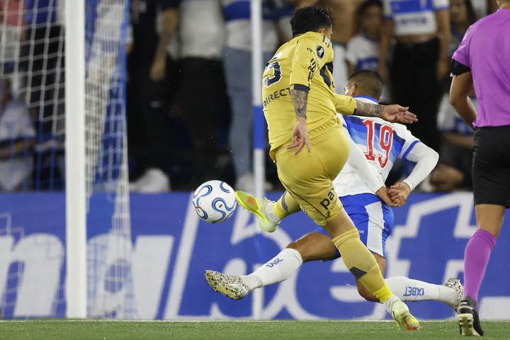 El golazo del capitán de Boca a la Católica.