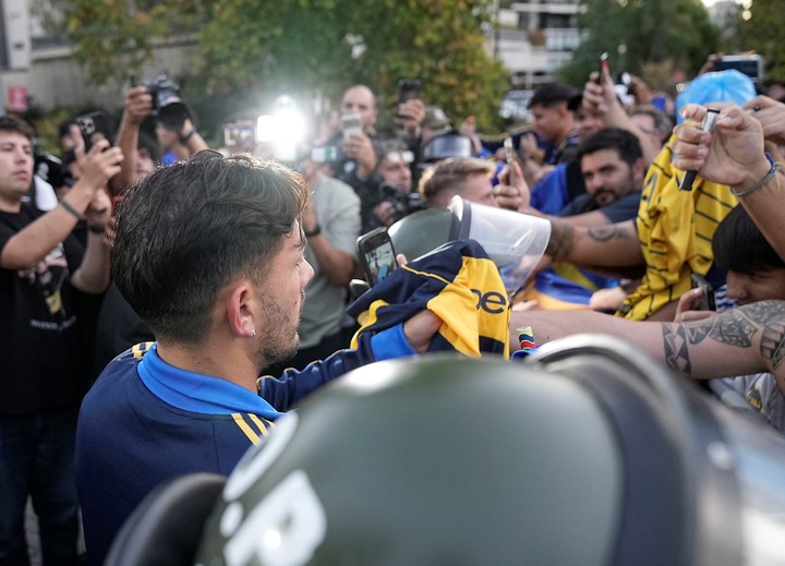 Leandro, ante una multitud que recibió al plantel en Chile. (Prensa Boca)