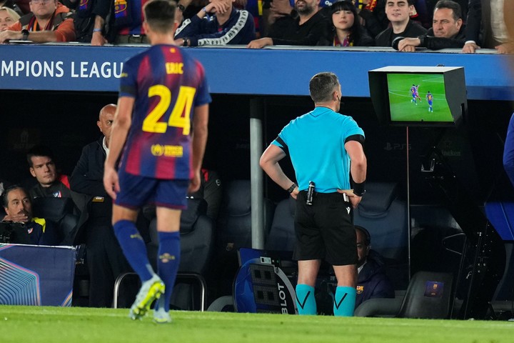 El árbitro Kovács. (foto: efe)