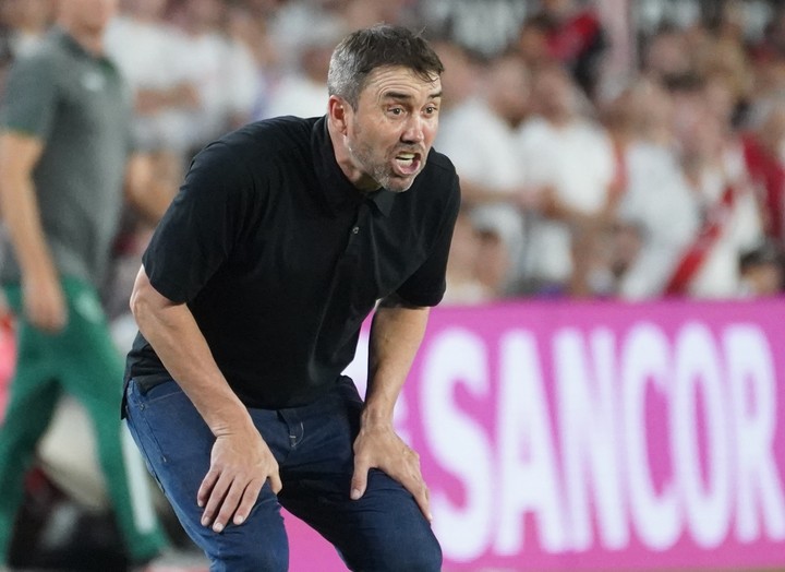 Coudet dirige con el cuchillo entre los dientes, como les exige disputar cada pelota a sus jugadores (Foto: Marcelo Carroll).