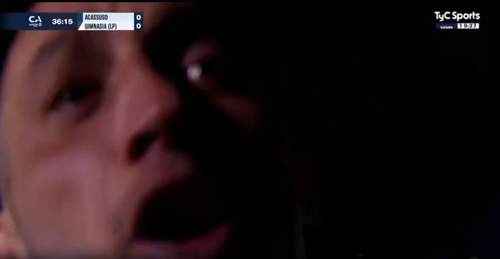 Un hincha manoteó la cámara en la Copa Argentina.