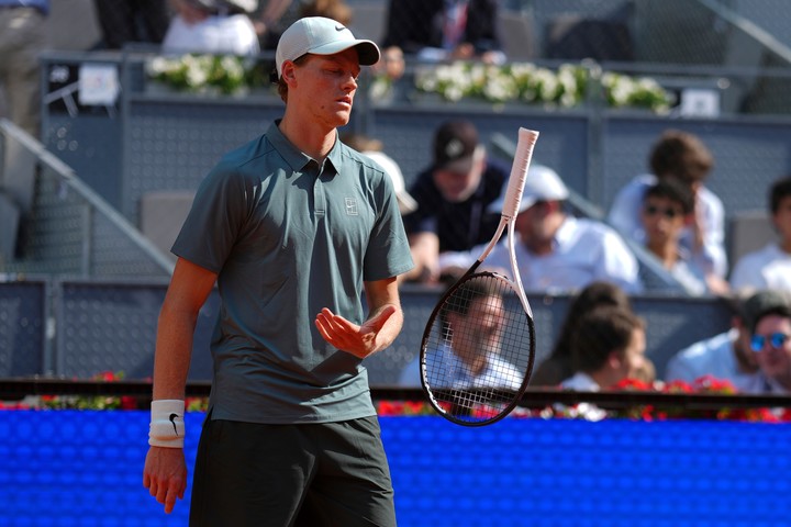 Jannik Sinner se mostró triste por la noticia de que Carlos Alcaraz no podrá defender el título en Roland Garros. 
(AP Photo/Manu Fernandez)