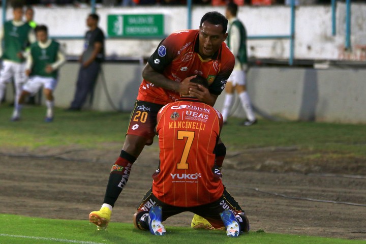 Bryan García abraza a Lucas Mancinelli, autor del gol ante Santos con complicidad del arquero (EFE).