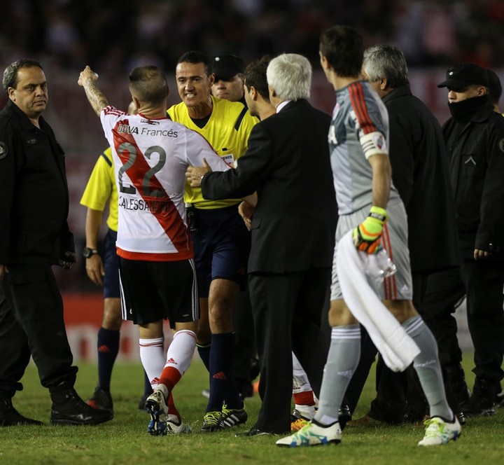 D'Alessandro y Barovero le protestan a Roldán en 2016 ante Independiente del Valle.