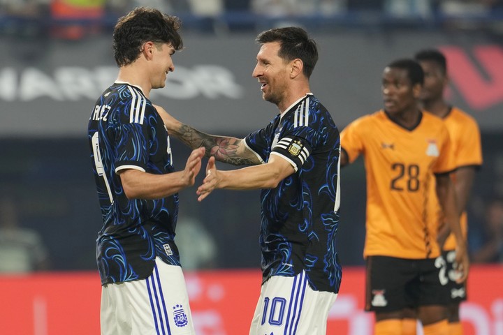 Julián festeja con Messi, cómplices en la Bombonera (AP Photo/Rodrigo Abd).
