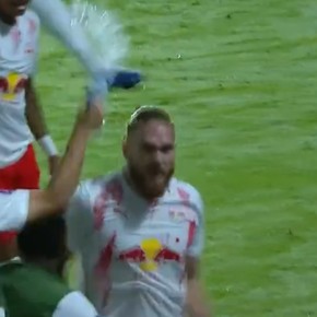 Insólito: un jugador del próximo rival de River en Sudamericana le pegó un botellazo en la cabeza a su compañero durante el festejo de gol