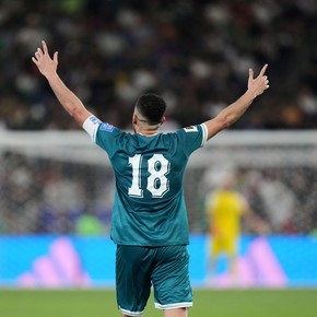 Entre fusiles y militares, la vuelta a casa del héroe de Irak en la clasificación al Mundial