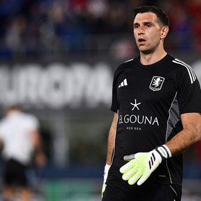 Gran noticia para el Aston Villa y la Selección: Dibu Martínez se recuperó y estará a disposición para la vuelta por los cuartos de la Europa League
