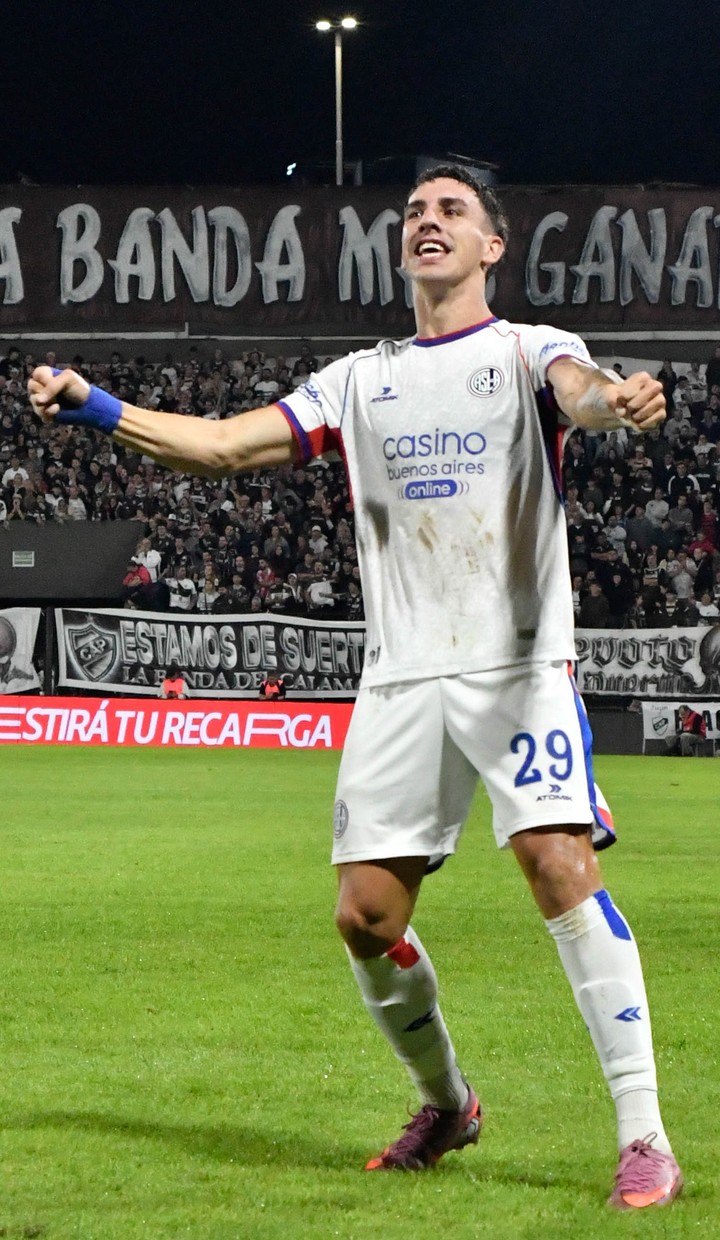 Platense ante San Lorenzo: el festejo de Auzmendi (Fotobaires).