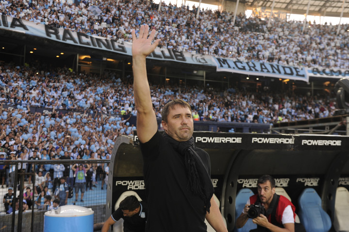 Coudet, ante su gente (Juano Tesone).