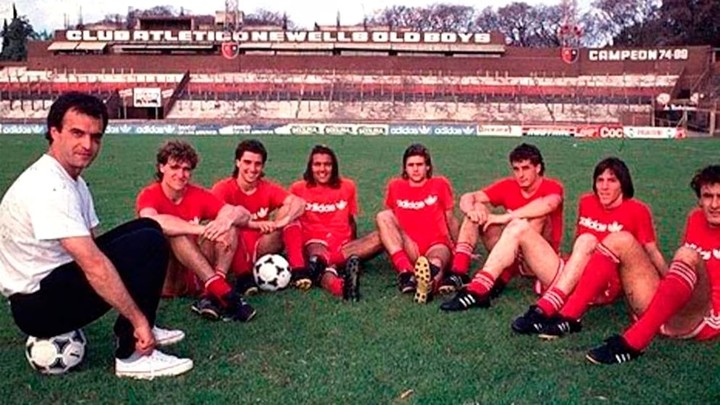 Bielsa con, de izquierda a derecha, Darío Franco, Ariel Boldrini, Fernando Gamboa, Mauricio Pochettino, Cristian Ruffini, Eduardo Berizzo y Julio Saldaña. (Foto: internet).