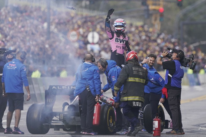 El Lotus E20 de Franco Colapinto lanzó fuego en medio de los donuts.
(foto DelaOrden).