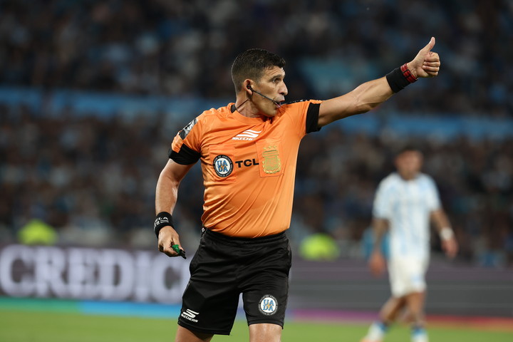 Merlos, el árbitro (Foto: Alejandro Pagni).