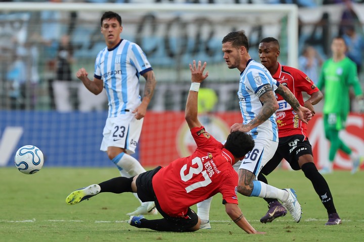 Racing no hizo pie en Venezuela.
 EFE/ Miguel Gutiérrez