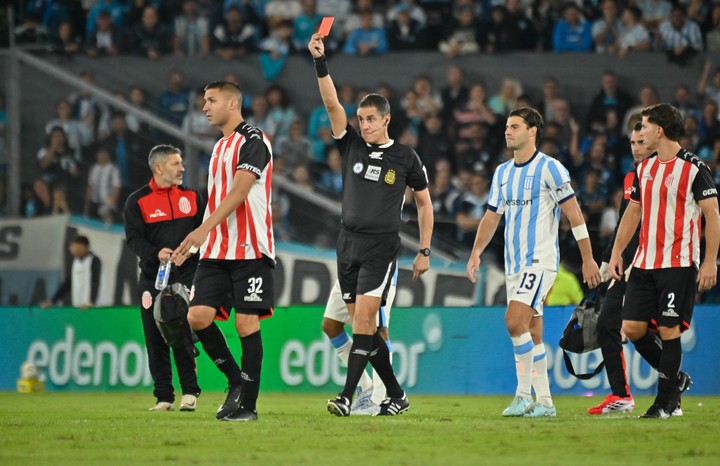 La expulsión de Echavarría a Toto Fernández, de Racing ante Barracas (Fotobaires).