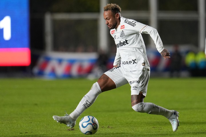 Neymar mostró algunos destellos ante San Lorenzo. (Foto: AP)
