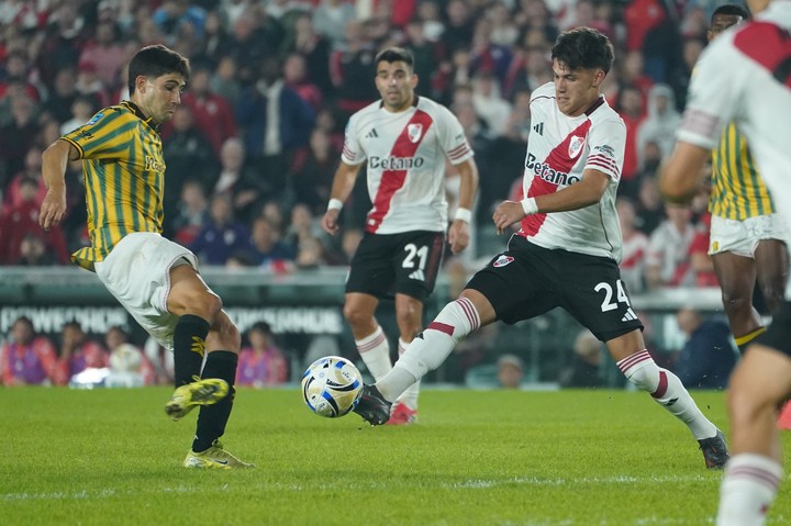 Acuña, de fondo, atento a todo en el Monumental. Foto Juano Tesone 