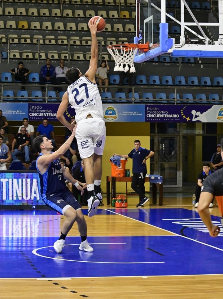 Enzo Filippetti intenta la volcada en el triunfazo de Independiente en Formosa para ponerse 1-0.