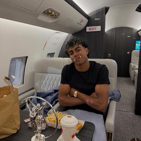 Lamine Yamal, entre premios, hamburguesas, nuggets, papitas y manteadas
