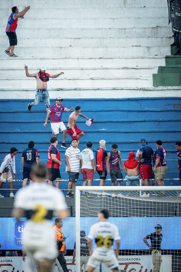 La violencia en el clásico (EFE/ Derlis Martínez).