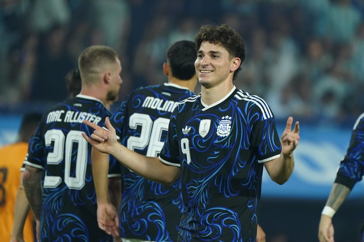 Un nuevo festejo de Julián con la Selección (Foto Juano Tesone).