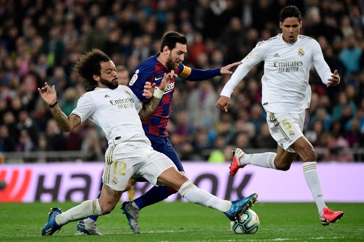 Messi contra Marcelo. (Foto: AFP)