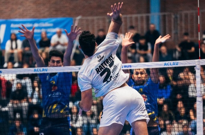 Rattray colgó tres y lo sentaron. El yanqui se quedó comiendo banco...