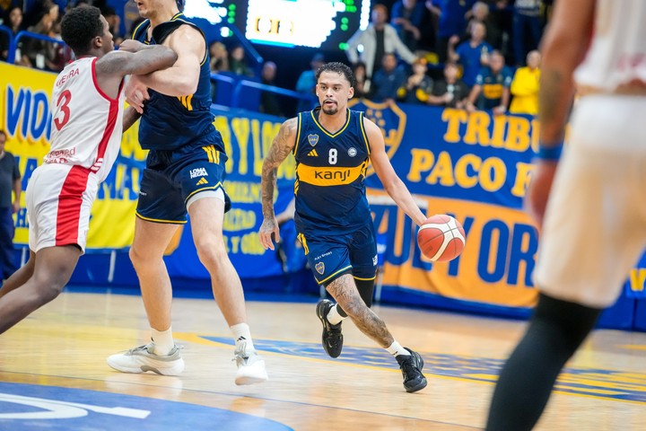 Michael Smith la lleva en la remontada de Boca ante Unión en la Bombonerita.
(@BasquetBocaJrs en X).
