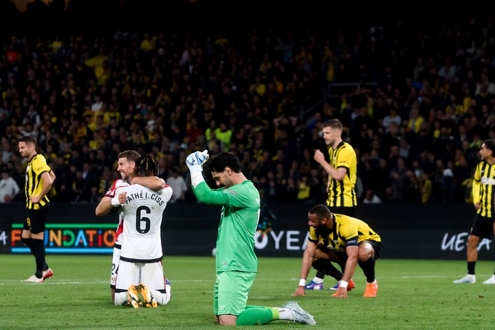 Augusto Batalla luego de la victoria ante el AEK Atenas (EFE)