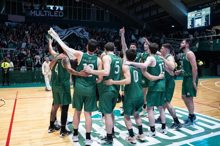 El festejo de Ferro en Caballito tras derrotar a Peñarol en el primer juego de la Reclasificación.
(Prensa Liga Nacional).