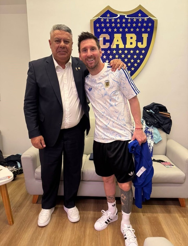 La foto de Claudio Chiqui Tapia con Lionel Messi tras la victoria de la Selección Argentina ante Zambia.