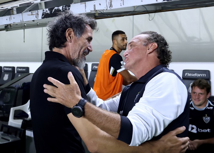 Domínguez y Cuca, en Santos - Mineiro. (Foto: Reuters)