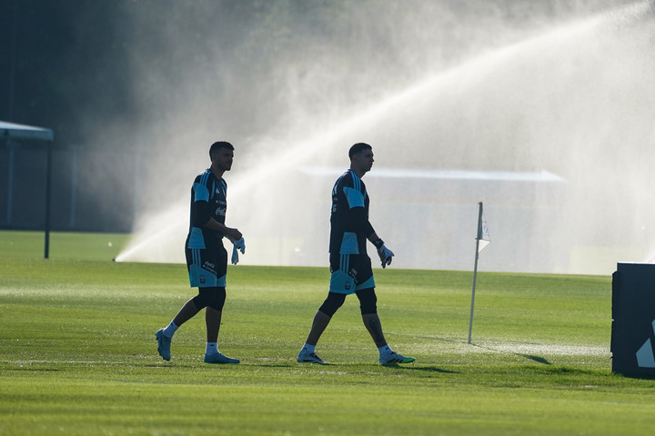 Rulli con el Dibu en uno de los entrenamientos. (Foto: Sebastián García)