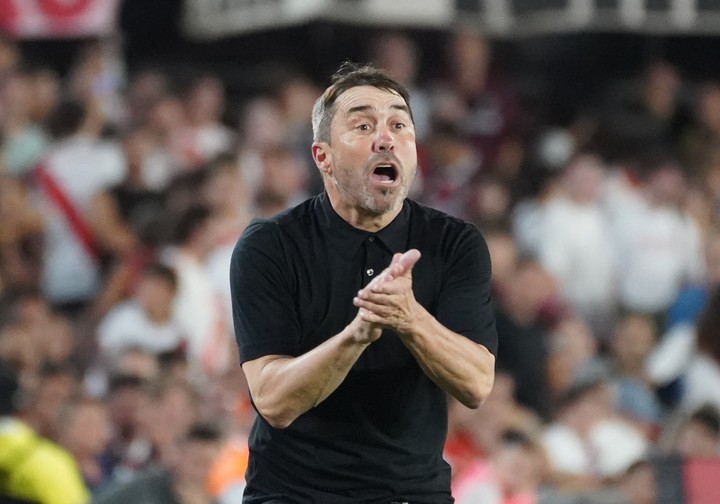 El ya clásico pedido del Chacho para que el equipo presione alto (Foto: Marcelo Carroll).